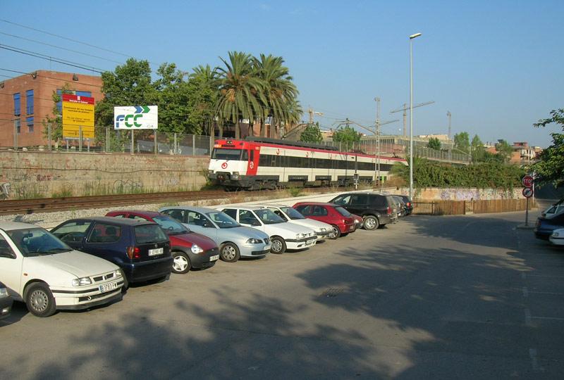 Tren entrando a la estación por zona parking de la foto