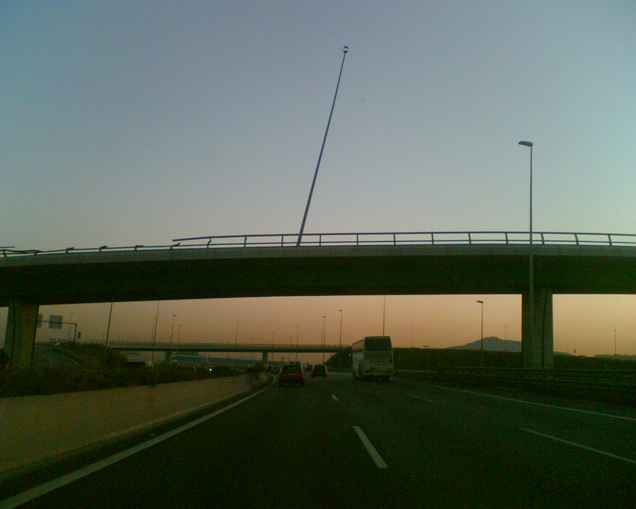 FAROLA A PUNTO DE CAER A LA AUTOVÍA