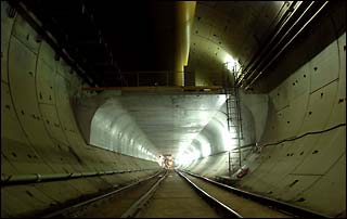 Estat actual del túnel de la L9. S'està instal·lant la llosa de formigó.