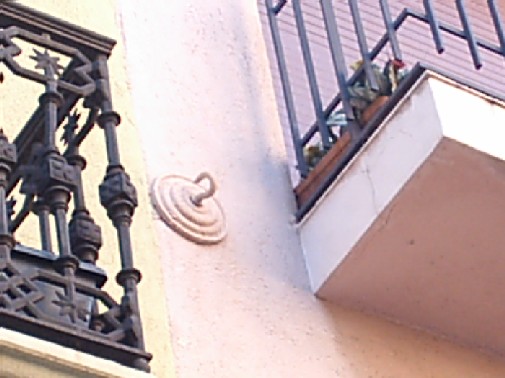 &quot;El rosetón rosa&quot;, un altre, però pintat com la resta de la façana, a G. de Sant Andreu al costat de la Plaça del Comerç.