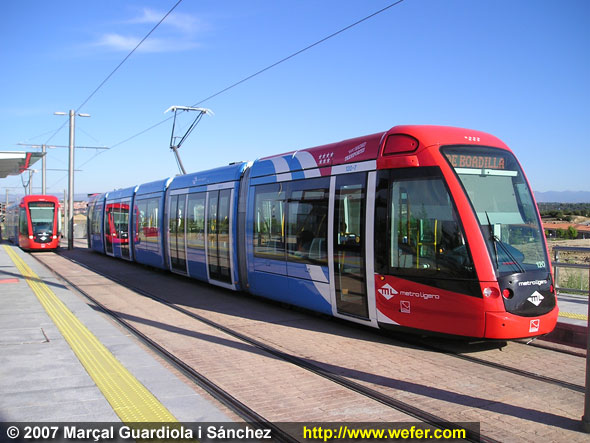 Un metro ligero. Un citadis dels habituals, sense res especial a excepció d'un escandalós sistema de tancament de portes.