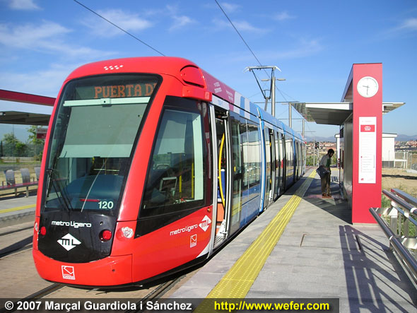 Metro Ligero al costat d'una de les parades.