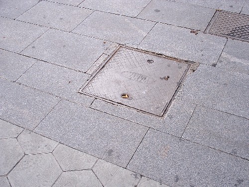 Tapa de tranvia, a Passeig de Gràcia amb Ronda de Sant Pere, bastant desgastada.