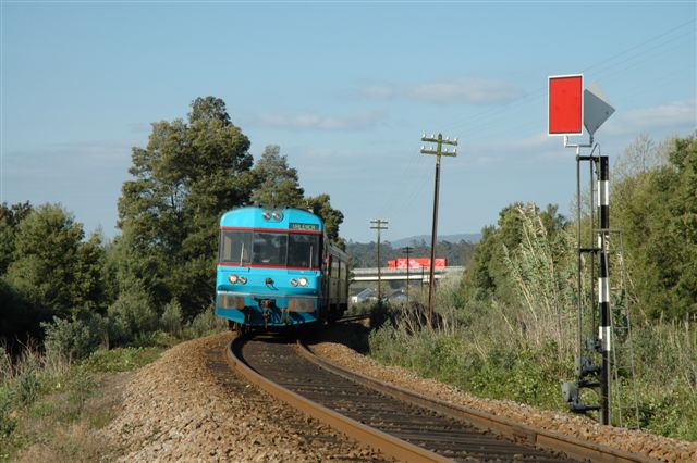 El tren passa per l'anunci de parada mecànic