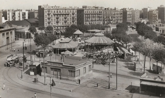 Vista de l'entrada a la Barceloneta el 1940