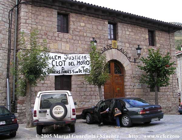 Pancarta a l'Ajuntament de Castellar de N'hug (Clot del Moro és la fàbrica on s'ubica el Museu del Transport i el Museu del Ciment)