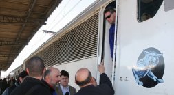 Momento en el que la locomotora 'El gato montés' llega a la estación de Renfe de Segovia, ayer por la mañana