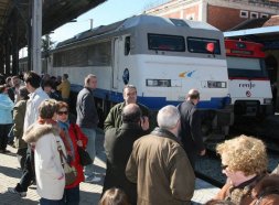 Viajeros y curiosos observan la locomotora estacionada