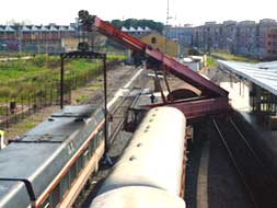 El equipo técnico intenta devolver el tren a su vía