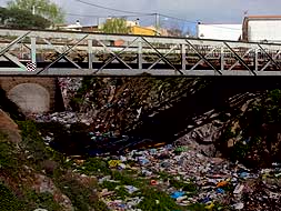 Estado de abandono en que se encuentra el tramo cerrado de la vía por San Miguel, convertido en un basurero público