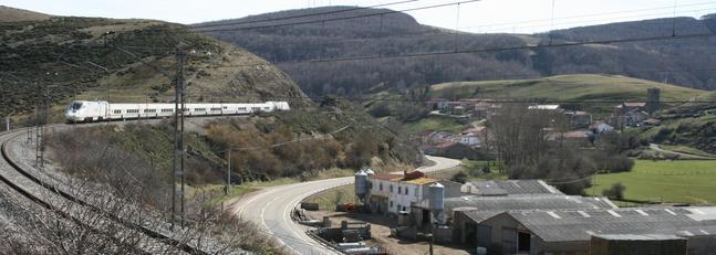 El Alvia, esta tarde, a su paso por la zona donde se produjo el suceso