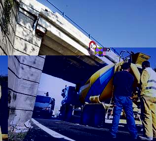 El camión hormigonera quedó atascado bajo el puente y dañó parte de la estructura