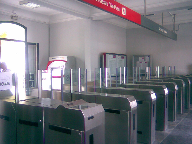 L'entrada, amb les parets de rajola blanca, i les portes canviades