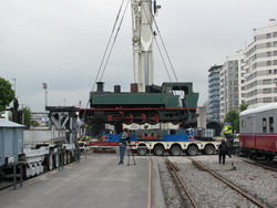 Colocación dela locomotora en el remolque que, desde este museo ferroviario, la llevará hasta los talleres