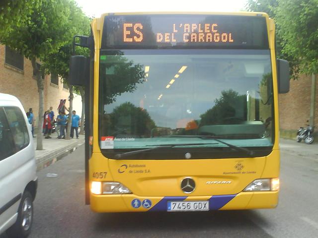 ES L'APLEC DEL CARAGOL amb el bus 4057 esperant a les penyes per portar-los al Mercat Flefing