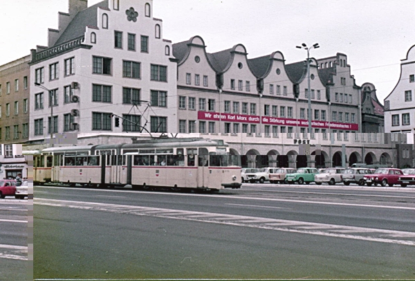 Neuenmarkt (Mercat Nou) de Rostock. La pancarta recordava el centenari de la mort de Karl Marx i diu: Nosaltres honorem Karl Marx a través d'enfortir l'estat de pau socialista.