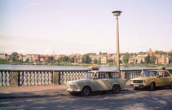 Aparcat a una vorera de la vila de Schwerin (On transcurs l'acció de la novel.la de Günther Grass: A pas de cranc.)