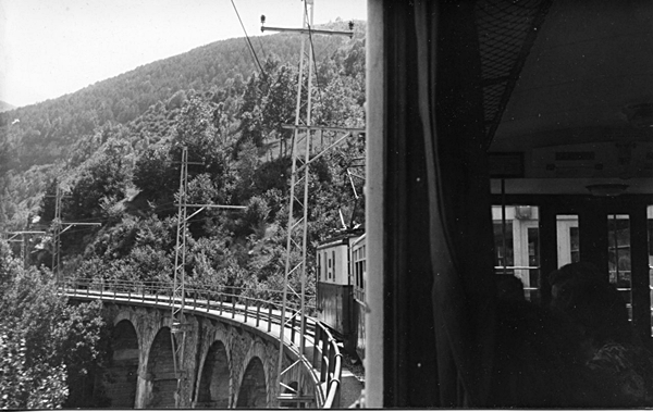 Composició pel viaducte de Queralbs el Juny de 1973, vegeu el panto pujat de baixada.