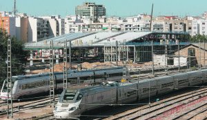 LAS OBRAS DE LA ESTACIÓN PROVISIONAL DE VALENCIA. Adif ya ha colocado la cubierta de la estación provisional del AVE en Valencia. En primer término, dos convoyes de Talgo-Bombardier y Alstom.