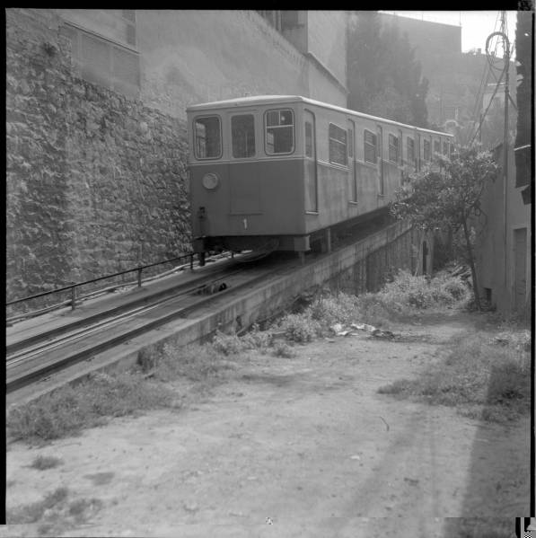 l'antic funicular de montjuich amb els colors verd porcioles