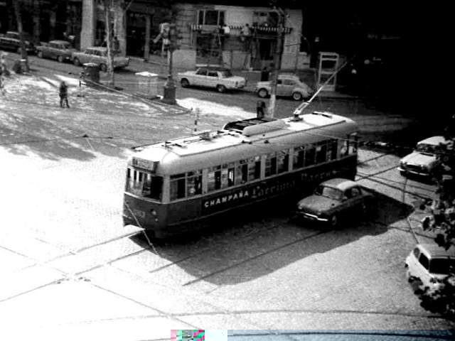 Un tramvia de la sèrie 1200 (el 1252?) fent la línia 64, baixant per Muntaner, a l'alçada de la Granvia, entre l'any 1965 i 1968