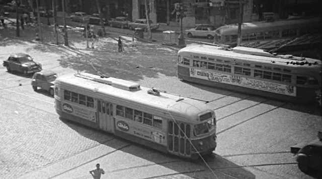 Tres tramvies exWashington, de la sèrie 1600, a la Granvia amb Muntaner, entre l'any 1965 i 1968. Fixeu-vos que cada tramvia és d'una subsèrie diferent.