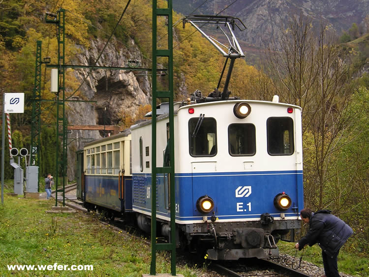 No parem de fotografiar el tren fins gastar-lo... fins i tot per sota!!!