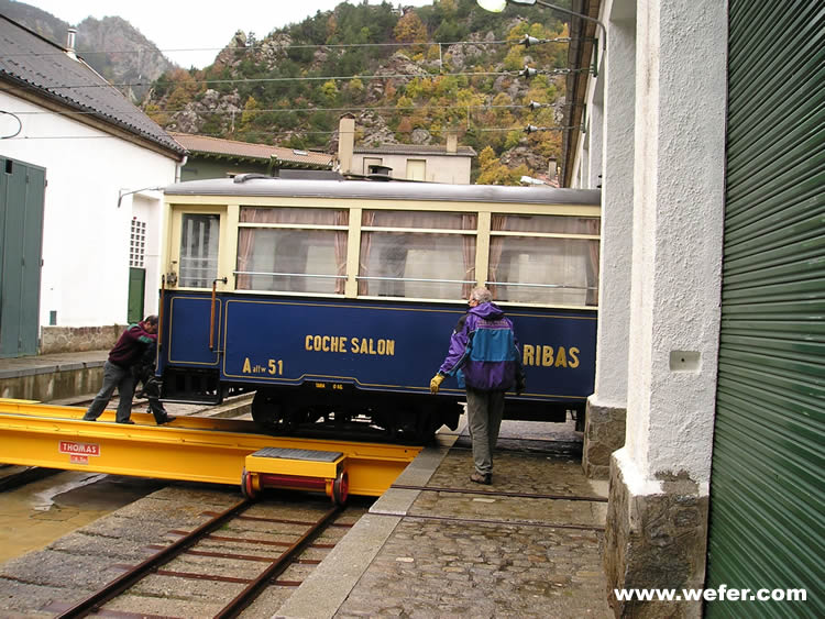 Ribes-Vila. final del trajecte. És hora de guardar la composició fins l'any que ve. Seguint la filosofia d'aquest ferrocarril, els cotxes es maniobren amb &quot;tracció animal&quot;