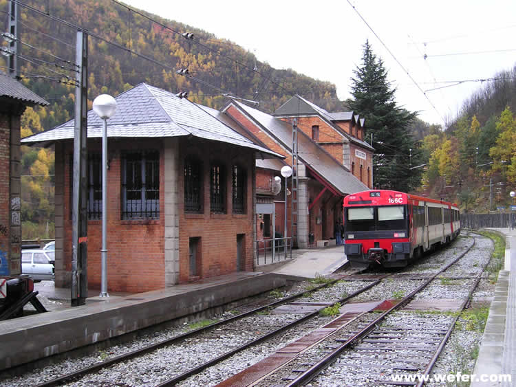 Tornada cap a casa. La composició de 3 cotxes amb que vam pujar al matí, ara és la que baixarà, acoblada a una doble 440 de La Tor que està a punt d'arribar. 7 cotxes d'un tren que cap ben justet a la major part d'estacions. I a sobre va ple!!