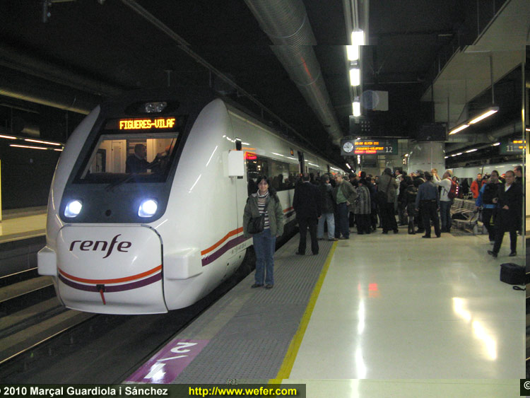 Metring a Sants-Estació, davant del tren inaugural Barcelona - Figueres-Vilafant