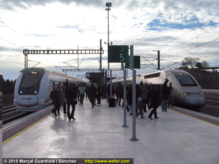 Els dos trens inaugurals en sentit París, a Figueres-Vilafant