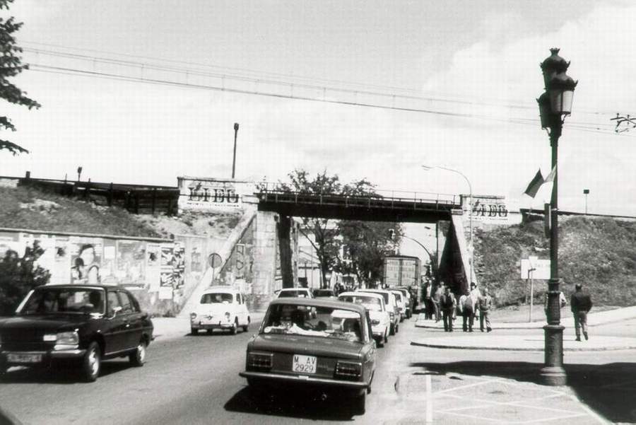 Viejo puente ferroviario de entrada a la ciudad actualmente ampliado y bajo el que hoy existe una amplia rotonda