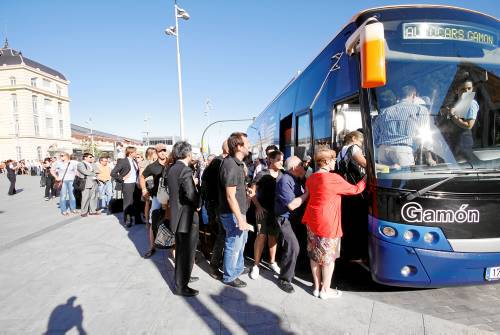 Autocars fent cua a Lleida Pirineus.