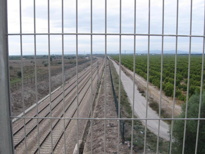 L'estació es troba una mica més enllà de la corba que apareix en aquesta imatge. el traçat original continuava uns 500 metres més recte, i després girava a l'esquerra igual que l'actual però fent una corba molt més tancada. Al fer el nou corredor mediterrani, es va ampliar el radi d'aquesta corba i l'estació va quedar fora del traçat.