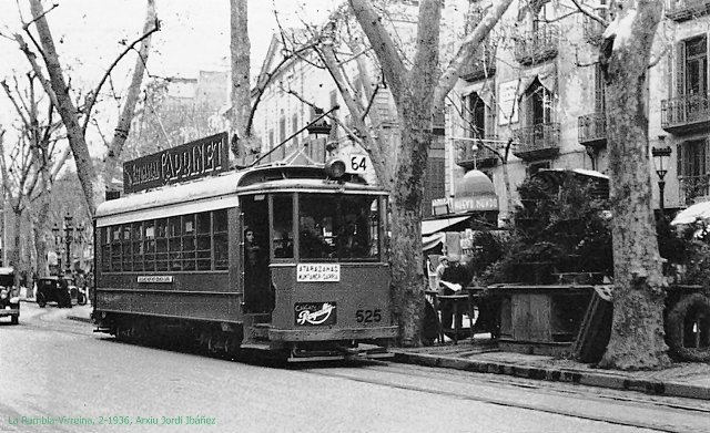 El 525 fent la línia 64, una de les més carcaterístiques utilitzades per aquesta sèrie de cotxes. Al seu pas per La Rambla. Any 1936