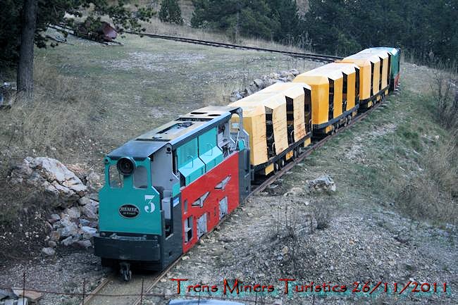 La N. 3 traccionant el seu primer tren de passatgers, al seu darrera podem veure la N. 1, preparada per fer el relleu.