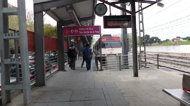 446 estacionat a la via 3 de Pinto, realitzant un dels darrers serveis de la línia C3a Pinto - San Martín de la Vega, del nucli de Rodalies de Madrid