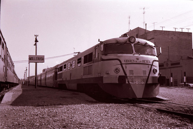 Creuament del Talgo BCN&gt;MAD amb el Shangai procedent de Galícia, a Mollerussa.