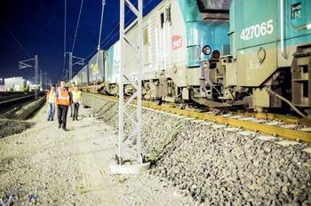 La pareja de locomotoras BB 27000 de SNCF Fret remolcando<br />el tren en el inicio de las pruebas.