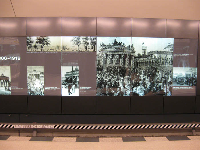 Una altre perspectiva de l'estació, decorada amb fotografies històriques de la Porta.