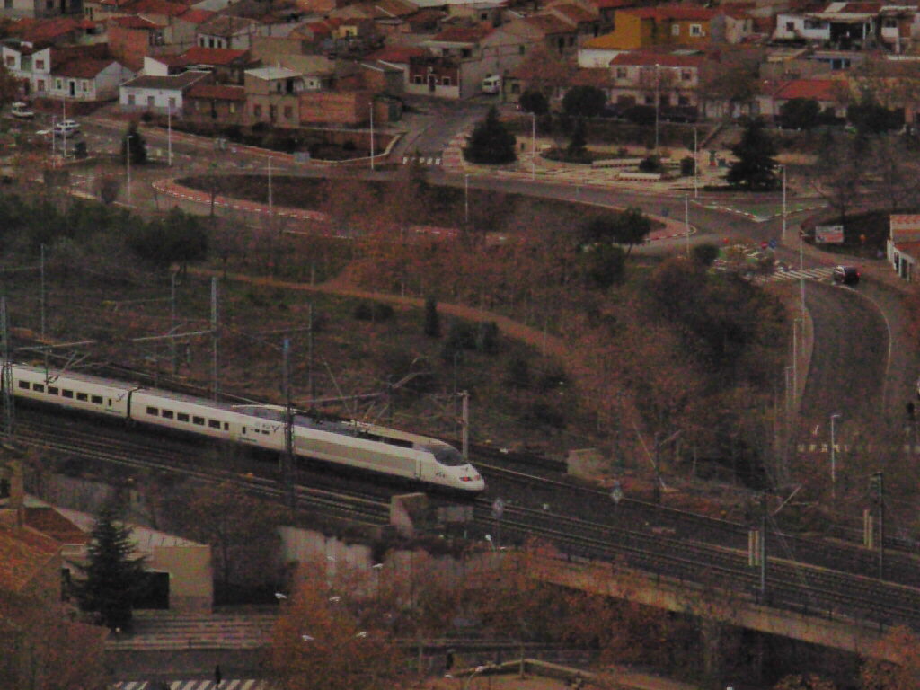 AVE entrando en Puertollano (foto realizada desde &quot;el Minero&quot;)