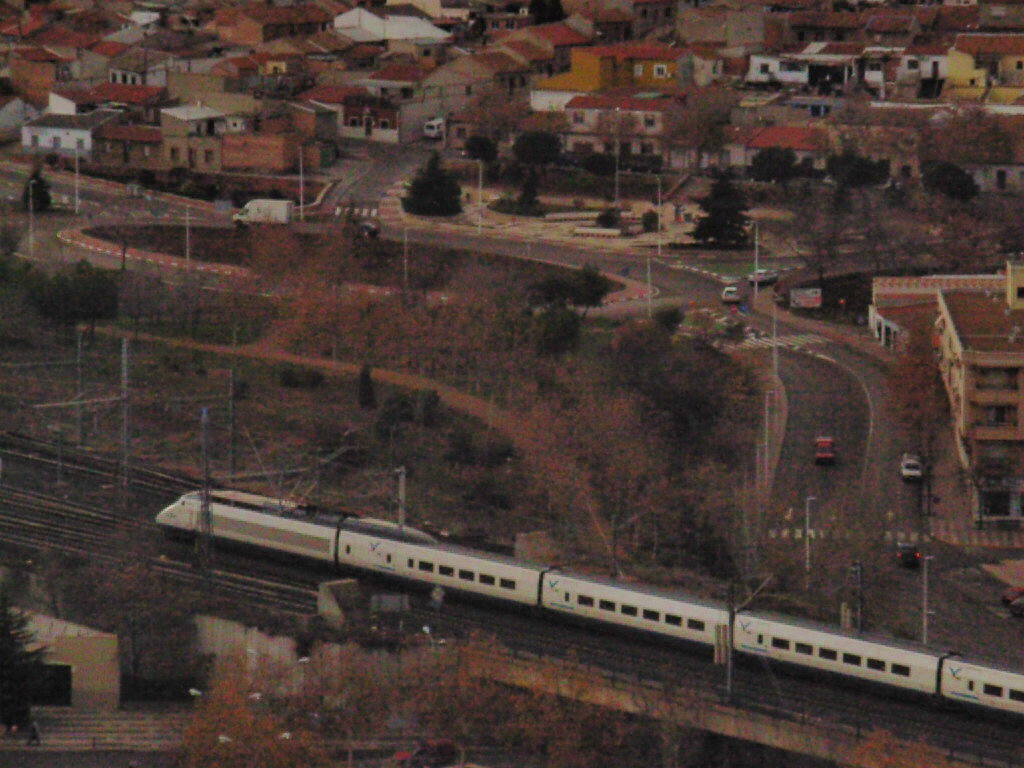 AVE de entrada a Puertollano (fotografía realizada desde el monumento al Minero)