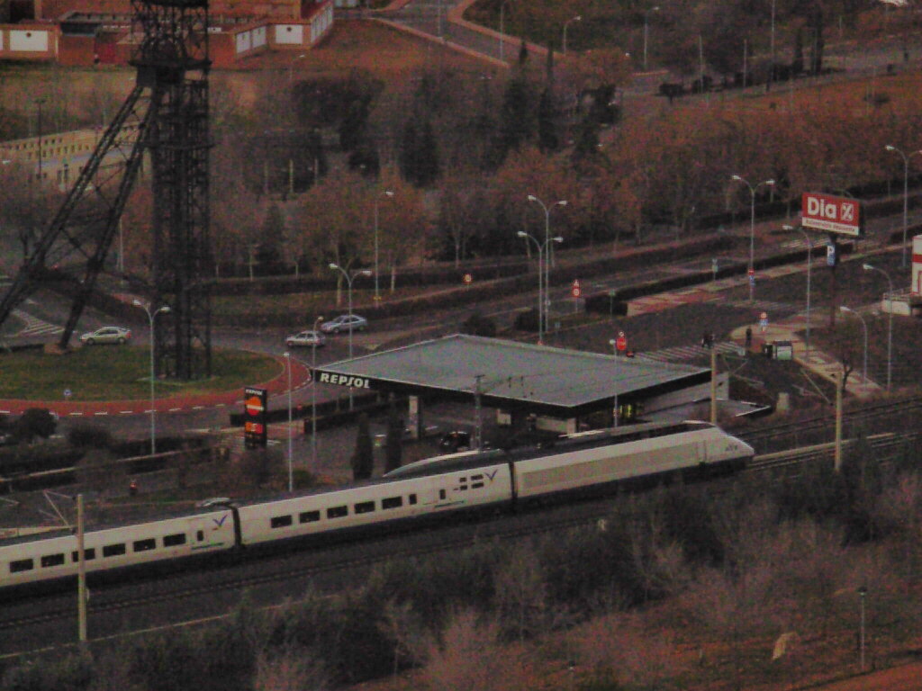 AVE entrando a Puertollano procedente de Ciudad Real (al fondo: castillete de entrada)