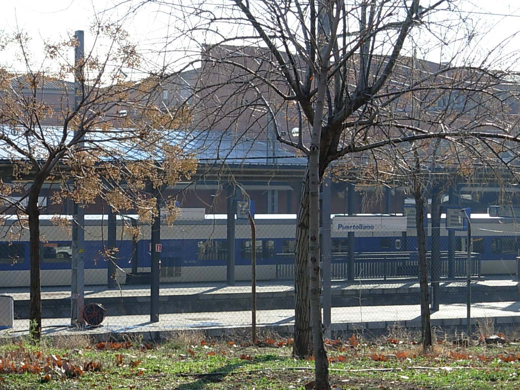 Talgo pendular estacionado en Puertollano, próxima parada: Ciudad Real.