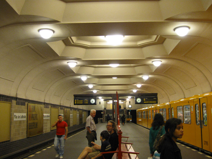 L'estació de metro de Platz de Luftbrücke