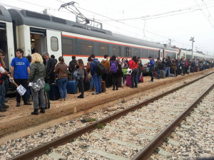 Una hora aturats a l’andana semiabandonada de Vandellòs per una avaria