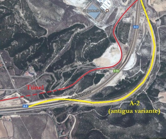Pues después de salir de la capital de Mañolandia (Zaragoza) y circulando por la A-2 en sentido Calatayud y Madrid, nos encontramos, una vez pasado el polígono industrial de Centrovía, la subida hacia el alto de La Muela. A mano izquierda, en sentido de la marcha hacia Madrid, veréis esa antigua variante de la A-2 con una curva mucho más cerrada. Por la parte de la izquierda se puede observar en rojo el camino marcado de la antigua N-II, dónde a mitad de camino hay un túnel. En la entrada de dicho túnel se puede ver a ambos lados de la calzada dos hitos kilométricos nuevos de la N-II, señal que todavía se sigue usando. A mano izquierda, antes de la entrada al túnel, observaréis un camino complementario que de nuevo se vuelve a unir a la N-II. A mi parecer, tiene pinta de apartadero, aunque no lo tengo muy claro por el espacio... Más hacia arriba de la imagen, contemplaréis que hay un camino mucho más sinuoso. Era la antigua N-II antes de ir por el túnel, que actualmente se utiliza para que circulen los camiones destinados a unas obras de una área próxima.