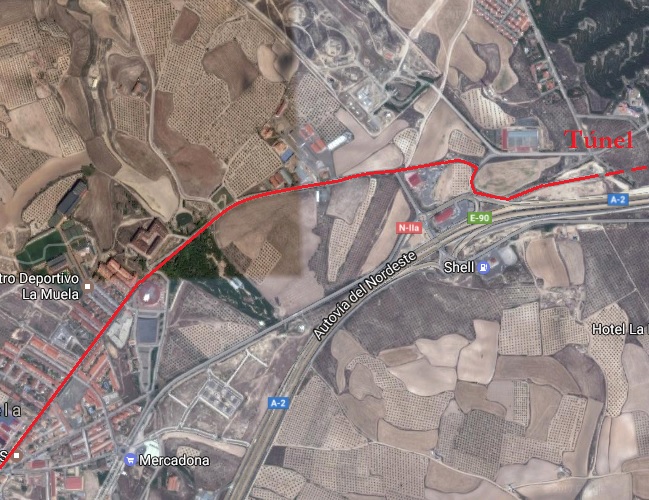 Tras salir del túnel de la N-II llegaremos al pueblo de La Muela con su respectivo alto (poco más de 600 metros de altitud). Una vez pasado el túnel, proseguimos con la N-II hasta la entrada del pueblo, dónde antiguamente la N-II daba un rodeo un poco más pronunciado para meterse en él. Mientras que la actual N-II sigue paralela a la A-2, pasando por delante del Mercadona, la antigua N-II comenzaba a introducirse un poco más al norte, circulando por lo que sería la Calle Mayor una vez adentrado.