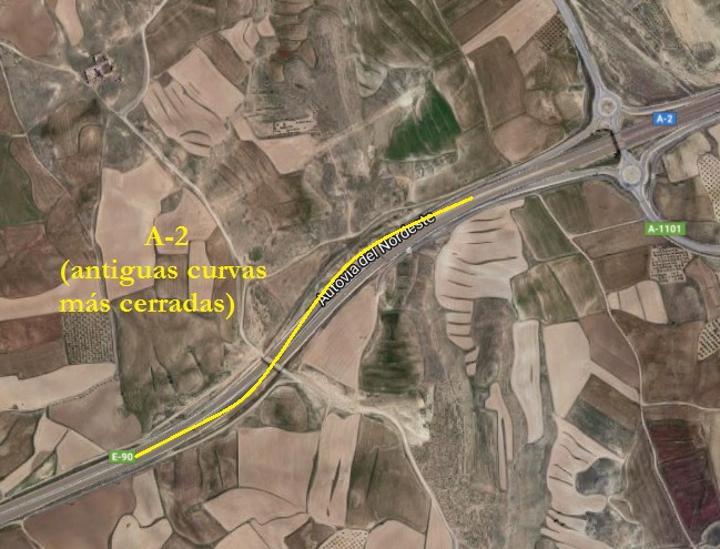 A 2 km. de la unión de la antigua N-II, la antigua variante y la actual A-2 y una vez pasado el polígono industrial de El Sabinar y la salida para los pueblos de Épila y Muel, veréis que hay marcado en amarillo el antiguo recorrido que hacía la autovía. De nuevo, como en las anteriores, con una chicane algo más cerrada.