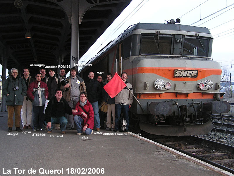 El grup després d'haver agafat ja uns quants trens a La Tor de Querol, amb un banderí molt temptador per alguns...!!